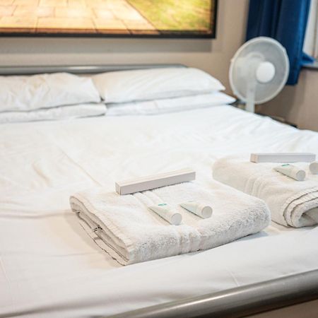 세인트 크리스토퍼 인 셰퍼드 부시 런던 외부 사진